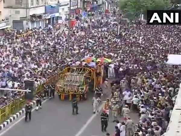 अंतिम यात्रा में उमड़ा जनसैलाब