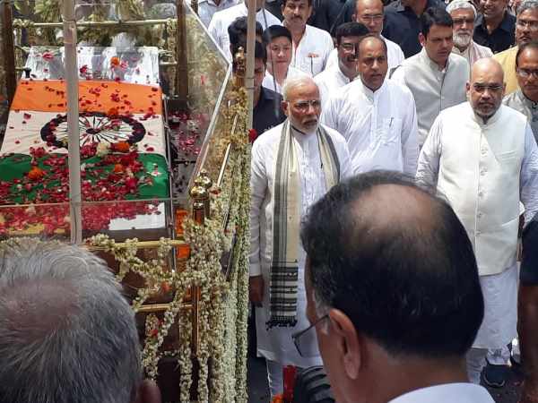 मौत की उमर क्या है, दो पल भी नहीं...