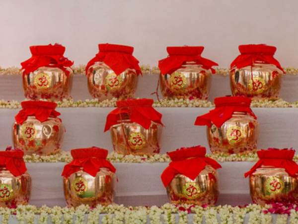 गोमती नदी में अस्थि विसर्जन के दौरान दिखा नजारा