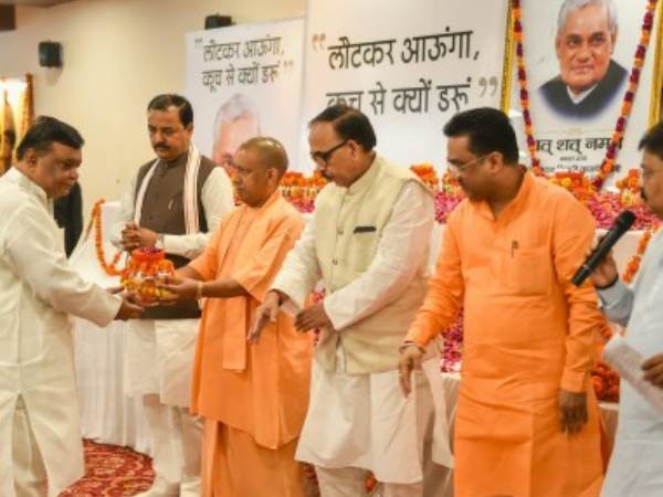 सीएम योगी आदित्यनाथ ने रवाना की 'अटल अस्थि कलश यात्रा'