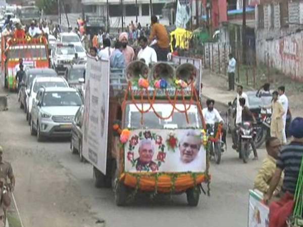 congress participates in kalash yatra of atal bihari vajpayee in kanpur congress participates in kalash yatra of atal bihari vajpayee in kanpur