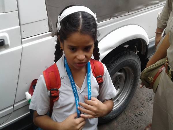 bareilly 5 years old girl reached to ssp office to complain against her mother bareilly 5 years old girl reached to ssp office to complain against her mother