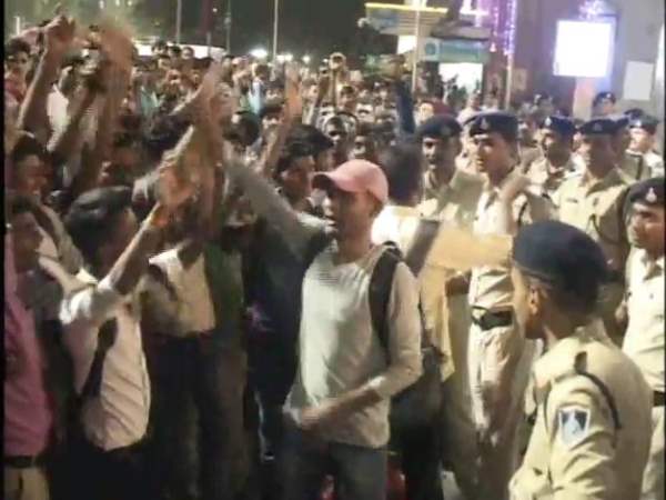 student came from bihar ruckus in indore railway station and bus station student came from bihar ruckus in indore railway station and bus station