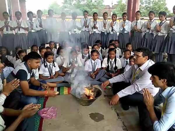लोग कर रहे है दुआ