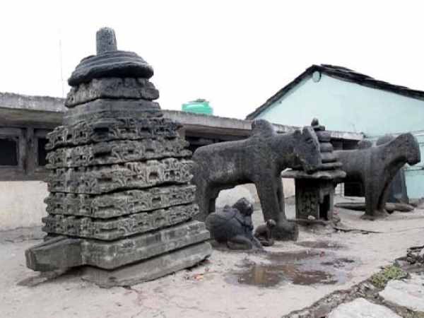 बिजली गिरने से शिवलिंग हो जाचा है चकनाचूर