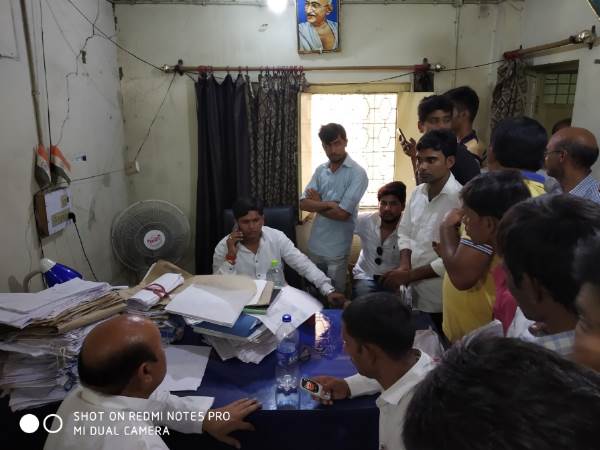shahjahanpur BJP jila panchayat adhyaksh ajay pratap singh sits to DSOs Chair shahjahanpur BJP jila panchayat adhyaksh ajay pratap singh sits to DSOs Chair