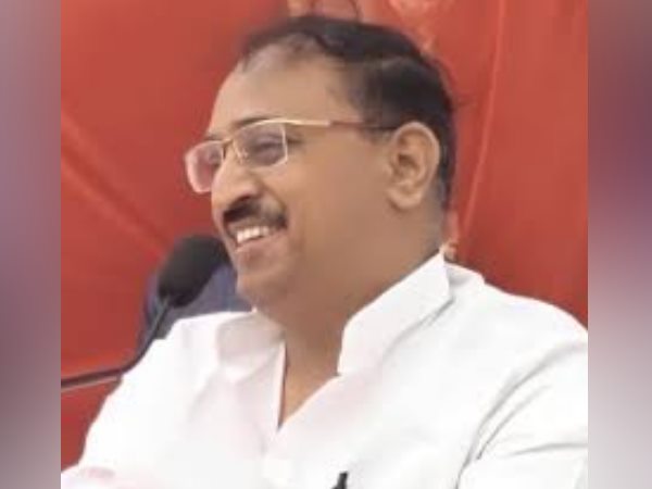 lucknow bjp mla and workers misbehave with police and beat the inspector lucknow bjp mla and workers misbehave with police and beat the inspector