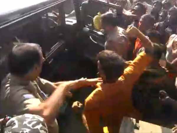 Kanwariyas vandalize police vehicle in Bulandshahr Kanwariyas vandalize police vehicle in Bulandshahr
