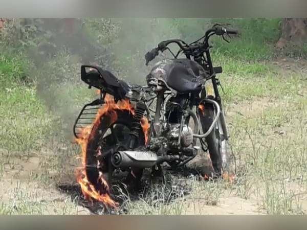 farrukhabad husband burn his bike after fighting with his wife farrukhabad husband burn his bike after fighting with his wife