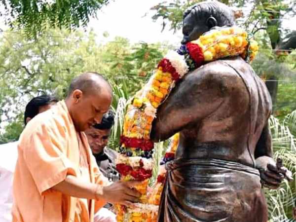 सीएम योगी ने किया था भव्य प्रतिमा का अनावरण