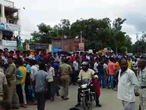 Fight between two communities in shahjahanpur near gurudwara Fight between two communities in shahjahanpur near gurudwara