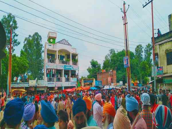 Fight between two communities in shahjahanpur near gurudwara Fight between two communities in shahjahanpur near gurudwara
