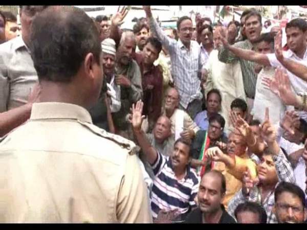 SP and congress members who are going to protest in front of CM yogi has been arrested SP and congress members who are going to protest in front of CM yogi has been arrested
