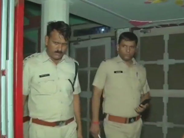 मासूम लड़का जीवित