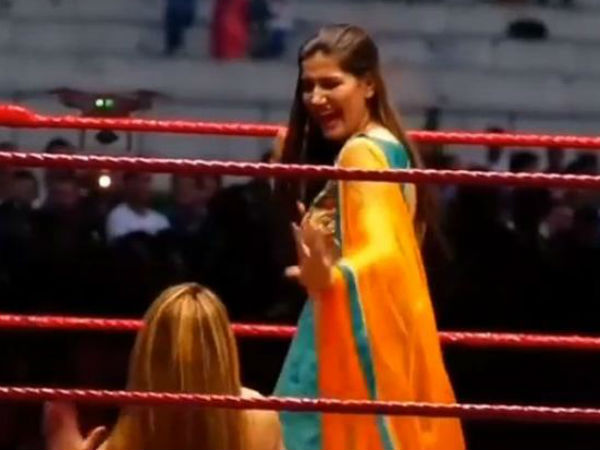 सपना चौधरी और राखी सावंत ने WWE रिंग में लगाये ठुमके