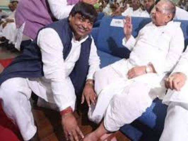 woman who filed rape case the against the SP leader gayatri prasad prajapati overturned from his statement woman who filed rape case the against the SP leader gayatri prasad prajapati overturned from his statement