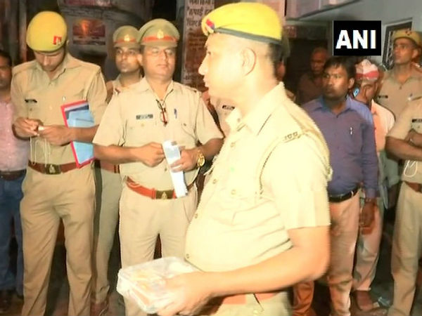 शेल्टर होम के गेट पर कार खड़ी रहती थी