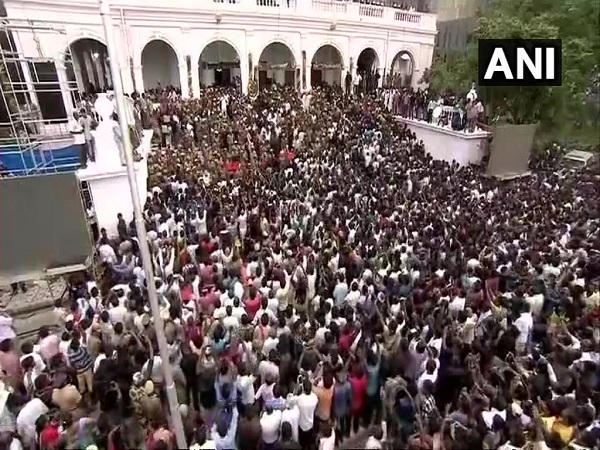 Karunanidhi funeral: 2 dead and 33 injured in scuffle and stampede outside RajajiHall, chennai Karunanidhi funeral: 2 dead and 33 injured in scuffle and stampede outside RajajiHall, chennai