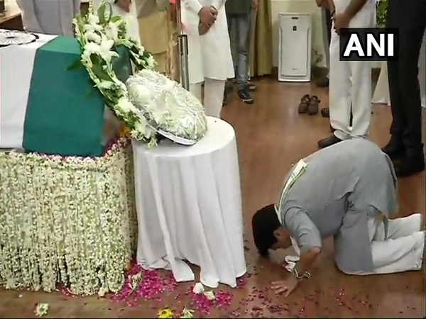 congress mp Jyotiraditya Scindia bows down to pay tribute to Atal Bihari Vajpayee congress mp Jyotiraditya Scindia bows down to pay tribute to Atal Bihari Vajpayee