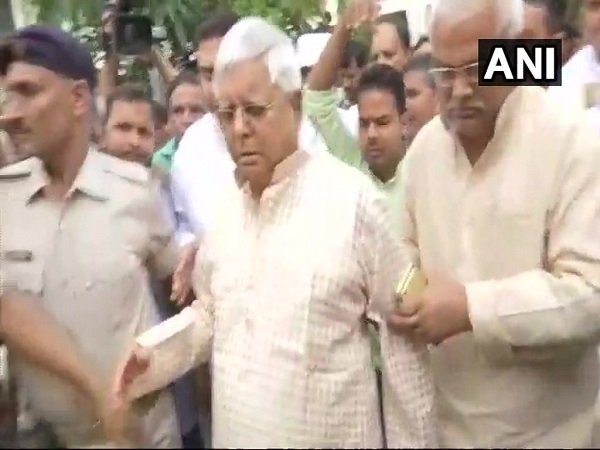 fodder scam: Lalu Prasad Yadav reaches CBI Court to surrender himself fodder scam: Lalu Prasad Yadav reaches CBI Court to surrender himself