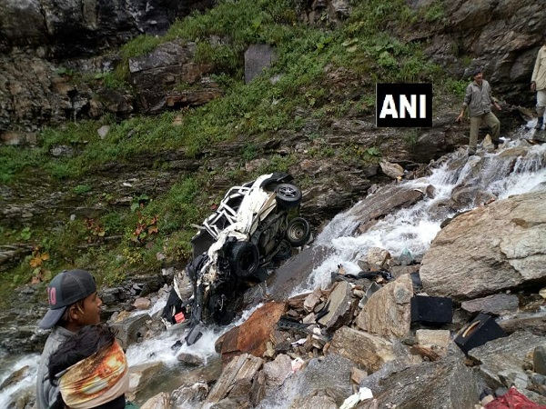 himachal pradesh: 9 killed after a car rolls down a hill near rohtang at Raninallah himachal pradesh: 9 killed after a car rolls down a hill near rohtang at Raninallah