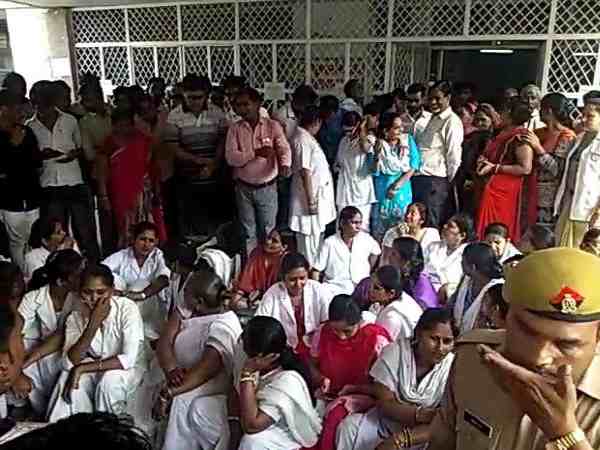 माता के दर्शन कर प्रेमी युगल ने संसार को कहा अलविदा, कहा साथ जी नहीं सकते पर मर तो सकते हैं ना माता के दर्शन कर प्रेमी युगल ने संसार को कहा अलविदा, कहा साथ जी नहीं सकते पर मर तो सकते हैं ना