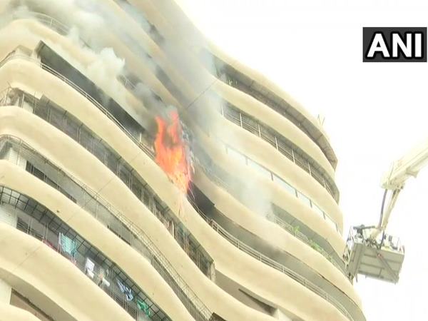 मुंबई: परेल की एक बिल्डिंग में लगी आग, दमकल की 4 गाड़ियां मौके पर मुंबई: परेल की एक बिल्डिंग में लगी आग, दमकल की 4 गाड़ियां मौके पर