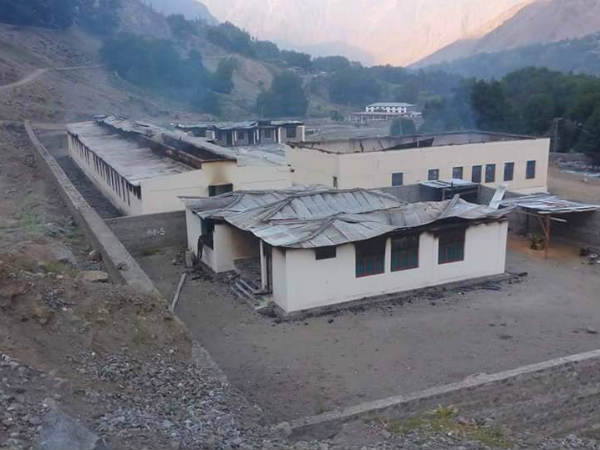 दो स्कूलों में हुआ ब्लास्ट भी