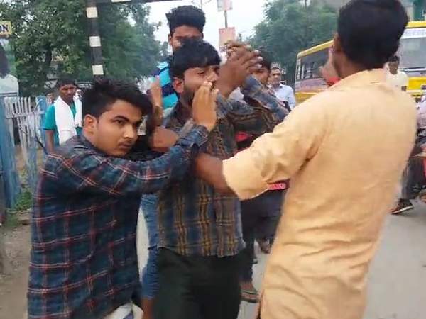 shamli go rakshak beaten 2 man who were doing cow smuggling shamli go rakshak beaten 2 man who were doing cow smuggling