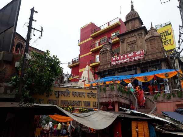 हल्दी और पीला चंदन लगाते हैं भक्त