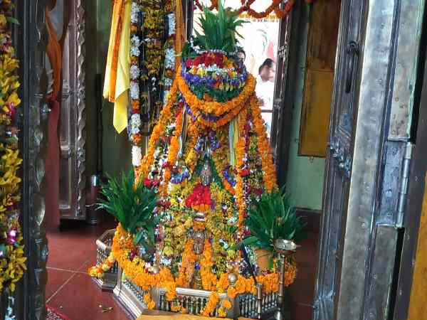 सावन में बृहस्पतिवार को यहां आता है कावड़ियों का हुजूम
