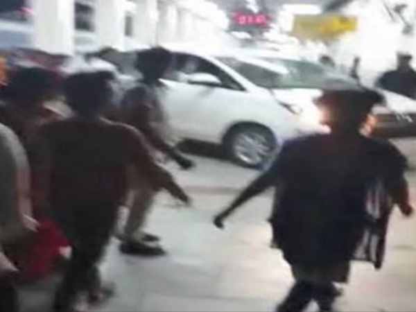 car went up to the railway platform in Gwalior to receive union minister car went up to the railway platform in Gwalior to receive union minister
