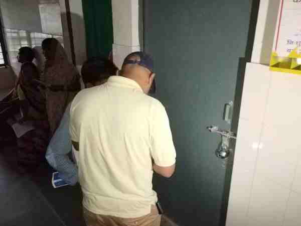 DM inspection in district hospital in shahjahanpur DM inspection in district hospital in shahjahanpur