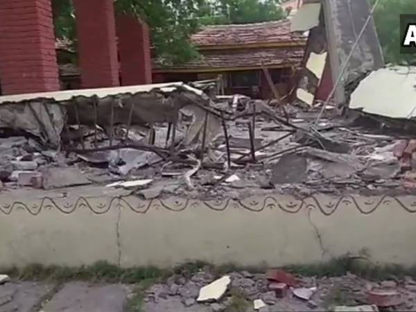 हैदराबाद: प्राइवेट स्कूल की छत गिरी, 2 छात्रों की मौत,5 घायल हैदराबाद: प्राइवेट स्कूल की छत गिरी, 2 छात्रों की मौत,5 घायल