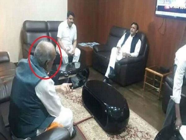jagdambika pal meets akhilesh yadav before loksabha election 2019 jagdambika pal meets akhilesh yadav before loksabha election 2019