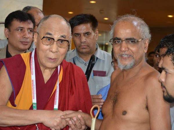 काफी मशहूर हैं जैन मुनि तरुण सागर