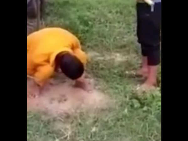 VIDEO: प्रेमिका को लेकर भागने के आरोपी को जानवरों की तरह उल्टा लटका कर पीटा VIDEO: प्रेमिका को लेकर भागने के आरोपी को जानवरों की तरह उल्टा लटका कर पीटा
