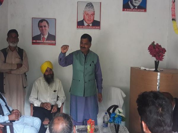 पहले भी दे चुके हैं विवादित बयान