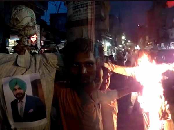 BJP workers burned effigies of Navjot Singh Sidhu BJP workers burned effigies of Navjot Singh Sidhu