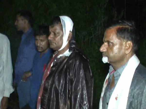 chillies in the eyes looted 12 lakhs in kanpur chillies in the eyes looted 12 lakhs in kanpur