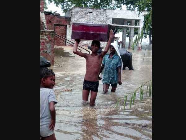 Kanpur administration distributed only 3 packets of biscuit among flood affected 100 families Kanpur administration distributed only 3 packets of biscuit among flood affected 100 families