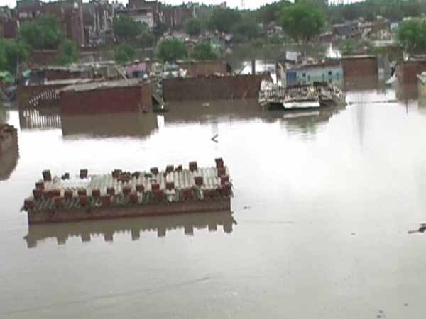 due to heavy rain in kanpur, people forced to vacant their home due to heavy rain in kanpur, people forced to vacant their home