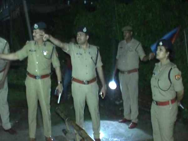chillies in the eyes looted 12 lakhs in kanpur chillies in the eyes looted 12 lakhs in kanpur