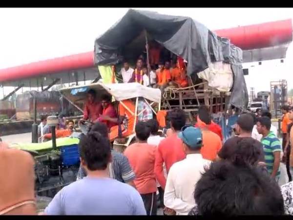 moradabad toll employess beaten kanwariya very badly incident caught in CCTV moradabad toll employess beaten kanwariya very badly incident caught in CCTV