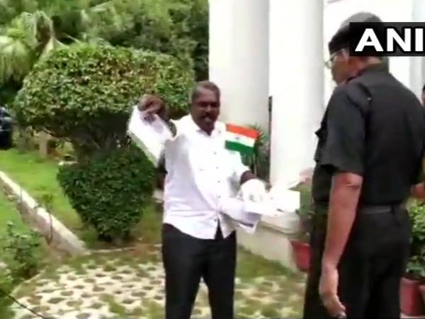 नई दिल्ली। दिल्ली स्थित केरल भवन में शनिवार को एक सख्स हाथ में कुछ कागज और चाकू लेकर घुस गया। इस शख्स ने यहां मौजूद सुरक्षाकर्मियों को अपने पास ना आने के लिए धमकाया। मौजूद सुरक्षाकर्मियों ने उसे बातों में लगाकर काबू किया और उसका चाकू छीना। जिस वक्य से सब हुआ केरल के मुख्यमंत्री पी विजयन केरल भवन में ही मौजूद थे। पुलिस ने बताया है कि ये शख्स केरल का ही रहने वाला विमल राज है। विमल राज मानसिक रूप से बीमार है। शख्स के पास से ही उसकी मेडिकल रिपोर्ट भी मिली हैं। पुलिस ने उसे शहादरा के इंस्टिट्यूट ऑफ ह्यूमन बिहेवियर एंड अलाइड साइंस भेज दिया गया है। पुलिस का कहना है कि शख्स के खिलाफ एफआईआर दर्ज की गई है लेकिन उसकी मानसिक स्थिति को देखते हुए अभी उससे पूछताछ नहीं की गई है। नई दिल्ली। दिल्ली स्थित केरल भवन में शनिवार को एक सख्स हाथ में कुछ कागज और चाकू लेकर घुस गया। इस शख्स ने यहां मौजूद सुरक्षाकर्मियों को अपने पास ना आने के लिए धमकाया। मौजूद सुरक्षाकर्मियों ने उसे बातों में लगाकर काबू किया और उसका चाकू छीना। जिस वक्य से सब हुआ केरल के मुख्यमंत्री पी विजयन केरल भवन में ही मौजूद थे। पुलिस ने बताया है कि ये शख्स केरल का ही रहने वाला विमल राज है। विमल राज मानसिक रूप से बीमार है। शख्स के पास से ही उसकी मेडिकल रिपोर्ट भी मिली हैं। पुलिस ने उसे शहादरा के इंस्टिट्यूट ऑफ ह्यूमन बिहेवियर एंड अलाइड साइंस भेज दिया गया है। पुलिस का कहना है कि शख्स के खिलाफ एफआईआर दर्ज की गई है लेकिन उसकी मानसिक स्थिति को देखते हुए अभी उससे पूछताछ नहीं की गई है।