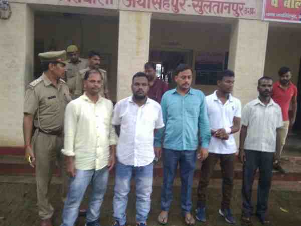 खुद को दिखाया सामाजिक कार्यकर्ता, लेकिन पर्दे के पीछे की कहानी तो कुछ और ही थी खुद को दिखाया सामाजिक कार्यकर्ता, लेकिन पर्दे के पीछे की कहानी तो कुछ और ही थी