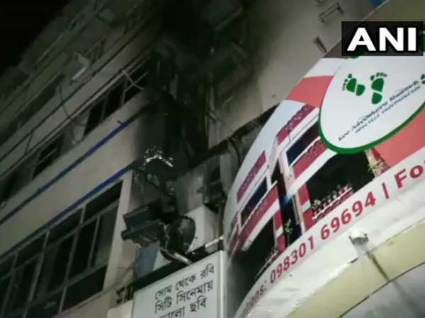 कोलकाताः शो के दौरान प्रिया सिनेमा हॉल में लगी आग कोलकाताः शो के दौरान प्रिया सिनेमा हॉल में लगी आग
