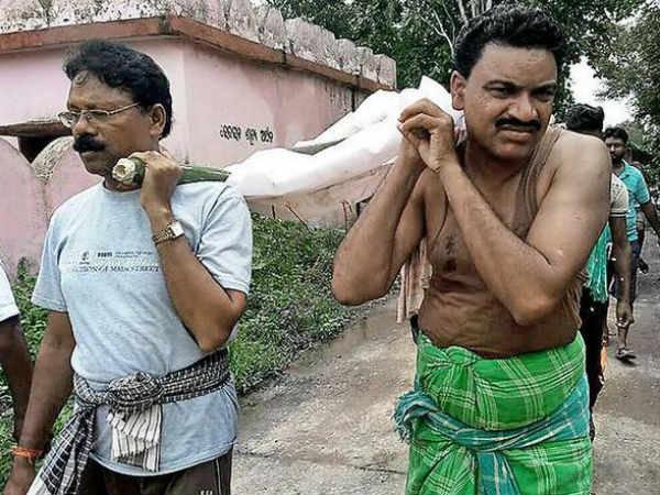 घंटों तक बरामदे में पड़ा रहा महिला का शव