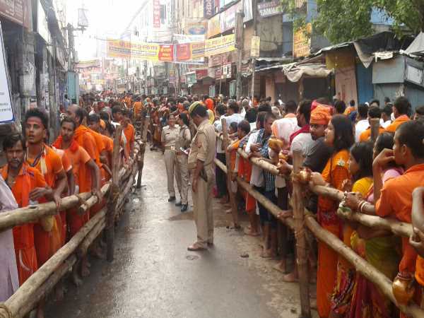 केसरिया रंग मे रंगी काशी