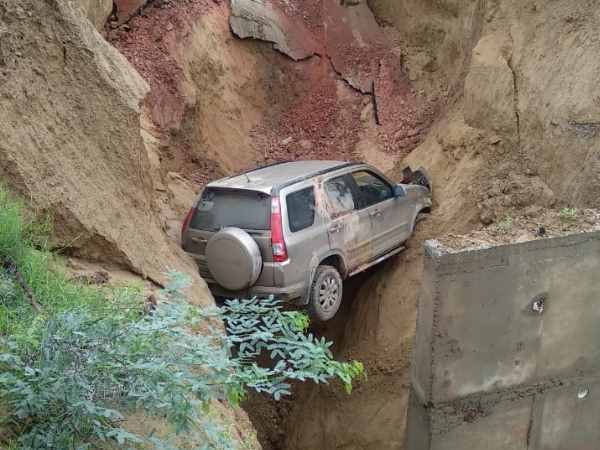 Car carrying 4 passengers falls after Service road on Agra-Lucknow express way Car carrying 4 passengers falls after Service road on Agra-Lucknow express way
